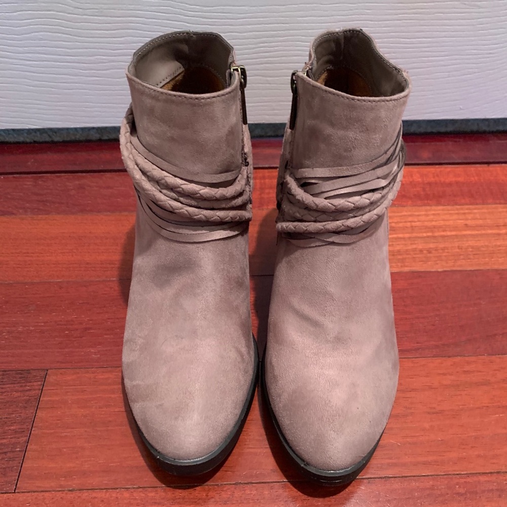 Size 8 JC tan ankle boots